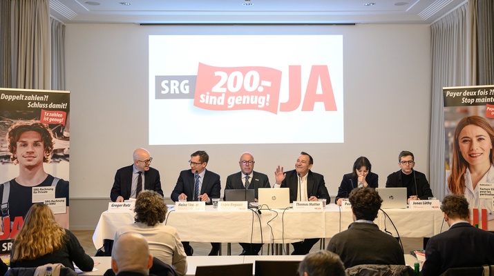 Gregor Rutz, Nationalrat SVP-ZH, Heinz Theiler, Praesident Kantonal-Schwyzerischer Gewerbeverband, Nationalrat FDP-SZ, Fabio Regazzi, Praesident SGV, Staenderat Die Mitte-TI,Thomas Matter, Nationalrat, SVP-ZH, Pauline Blanc, Vizepraesidentin Jungfreisinnige Schweiz und Jonas Luethy, Praesident Jungfreisinnige Schweiz, v.l. anlaesslich der Medienkonferenz des ueberparteilichen Ja-Komitees zur SRG-Halbierungsinitiative