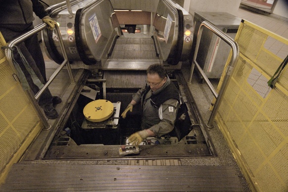 Mann beim Rolltreppenservice