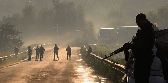 Bewaffnete Männer in der Ukraine