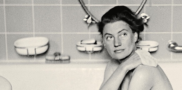 Frau in einer Badewanne