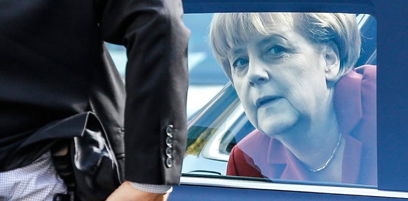 Angela Merkel steigt aus dem Auto