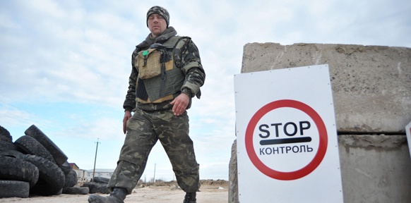 Ukrainischer Soldat an Kontrollposten