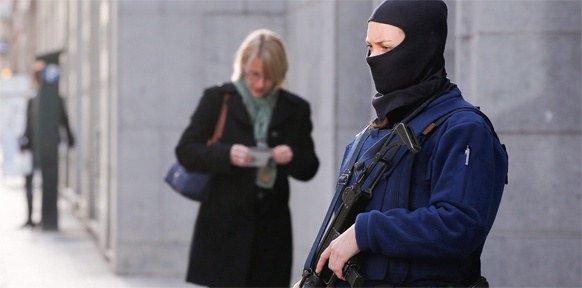 APA/EPA/JULIEN WARNAND Belgische Polizistin
