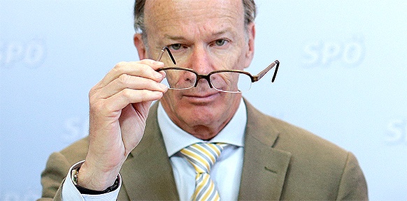 Eugen Freund nimmt seine Brille ab