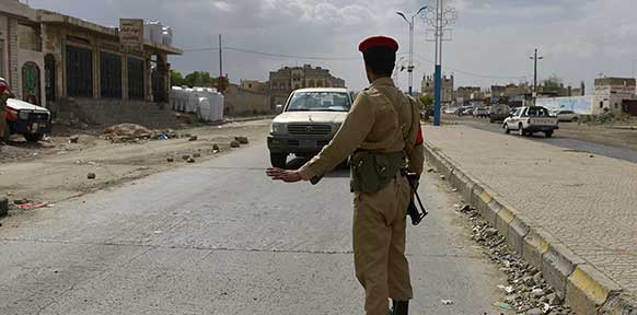Soldat in Jemen stoppt Auto