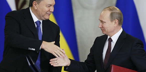 Putin gibt Janukowitsch die Hand
