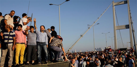 Menschen an einer Bosporus-Brücke