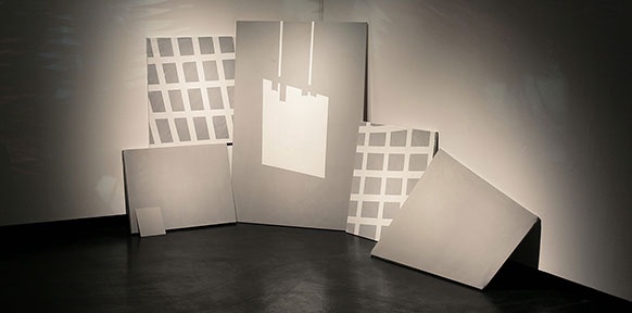 Bilder an die Wand gelehnt