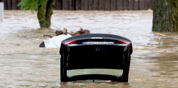 APA/DPA/ARMIN WEIGEL Auto in einem Fluss