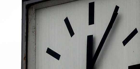 Eine Uhr zeigt "Fünf nach Zwölf"