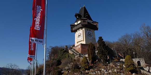 (C) DIAGONALE, HANS GEORG UNTERRAINER Grazer Uhrturm samt Fahnen