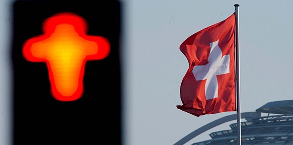 Rote Ampel und Schweizer Fahne