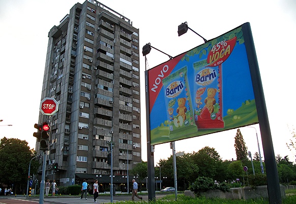 Novi Beograd. Wohnturm im Blok 9 A