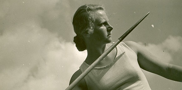 NACHLASS ANNA KOPPITZ Anna Koppitz, Speerwerfende Schülerin der Reichsschule Burg Neuhaus bei der Reichsnährstandsausstellung in Leipzig, Juni 1939,