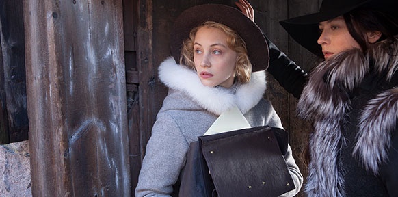 Zwei Schauspielerinnen verkleidet und warm angezogen