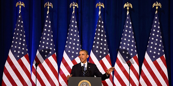 Barack Obama vor US-Flaggen