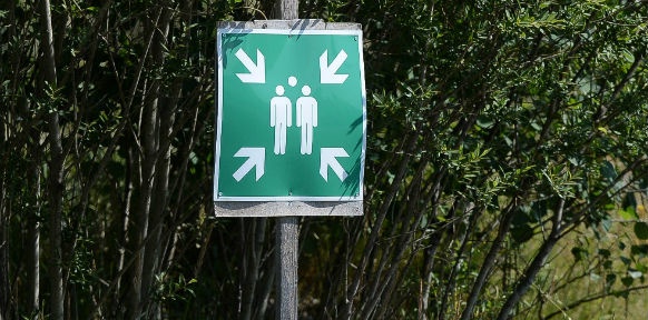 Ein "Sammelpunkt-Schild" auf dem Areal der Schwarzenbergkaserne