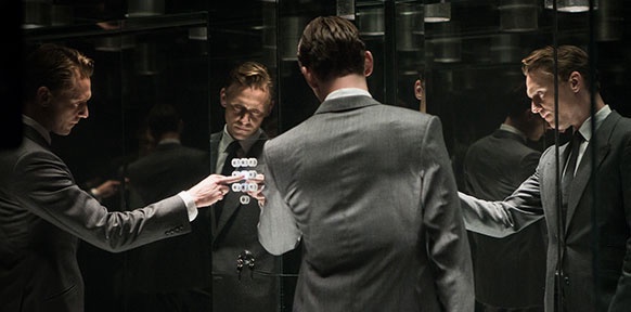 DCM/THIMFILM Robert Laing (Tom Hiddleston) im Aufzug