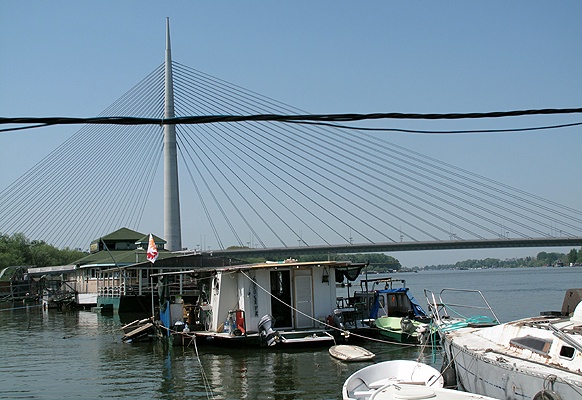 An der Sava. Novi Beograd. „Giraffa“-Brücke und Party-Boote