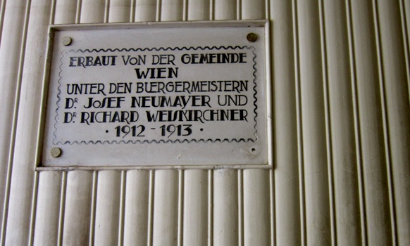 Tafel: Erbaut von der Gemeinde Wien unter den Bürgermeistern Dr. Josef Neumayer und Dr. Richard Weiskirchner