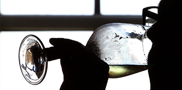 (C) HILDENBRAND,DPA Ein Mann trinkt ein Glas Wein