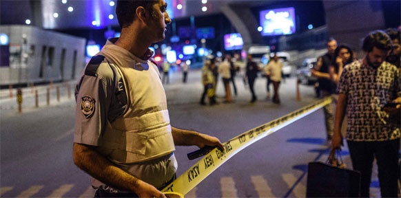 APA/AFP/OZAN KOSE Türkischer Polizist sichert den Tatort