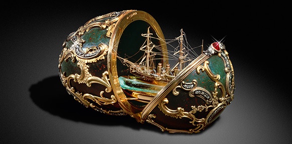 (C) THE MOSCOW KREMLIN STATE HISTORICAL AND CULTURAL MUSEUM Osterei mit Modell des Kreuzers „Pamjat Asowa“
