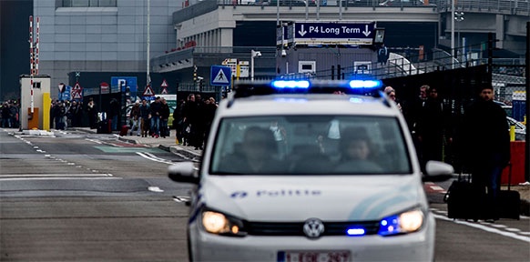 Polizeiauto auf dem belgischen Flughafen