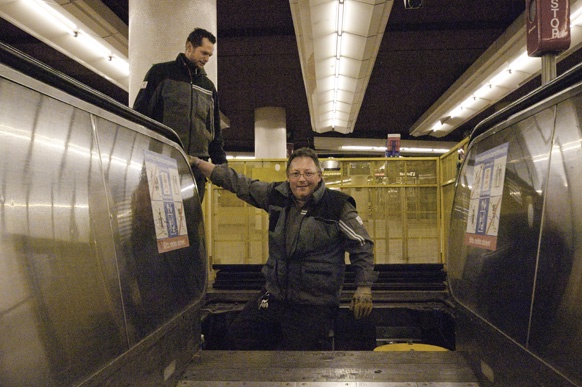 Mann beim Rolltreppenservice