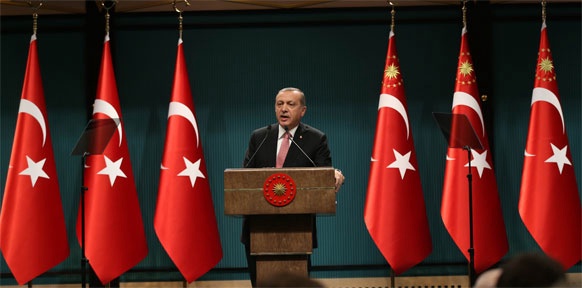 Recip Erdogan vor türkischen Flaggen