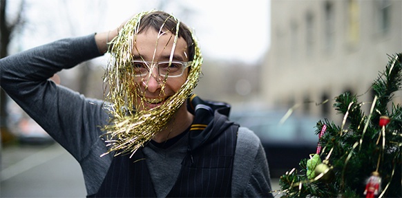 Rainer Elstner mit Weihnachtsschmuck