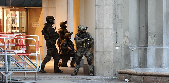 Schwer bewaffnete Polizisten