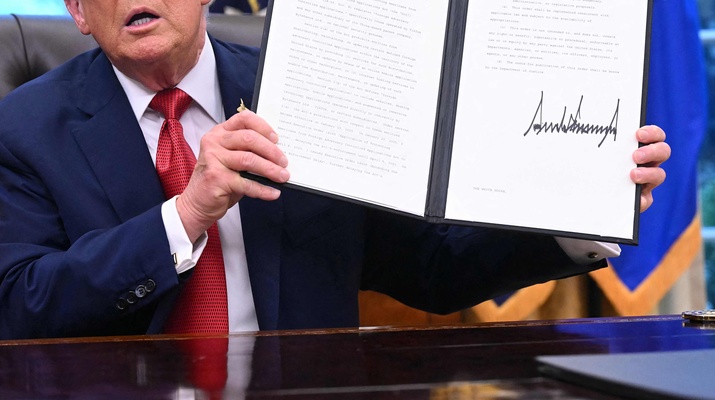 Donald Trump präsentiert Unterschrift des Tiktok-Deals