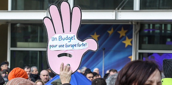 Hand mit Aufschrift: Un Budget pour une Europe forte