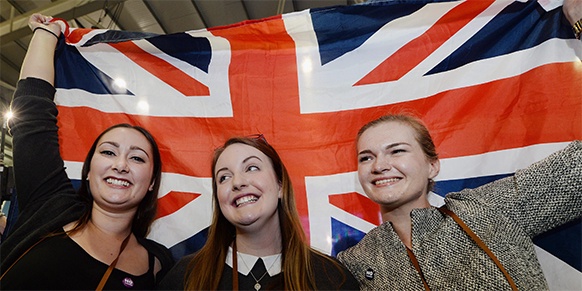 Frauen mit britischer Fahne