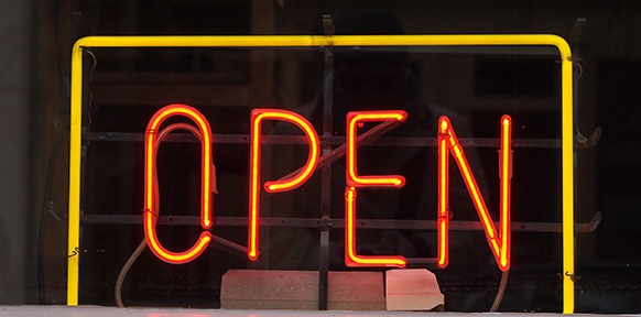 Neon-Schriftzug "Open"