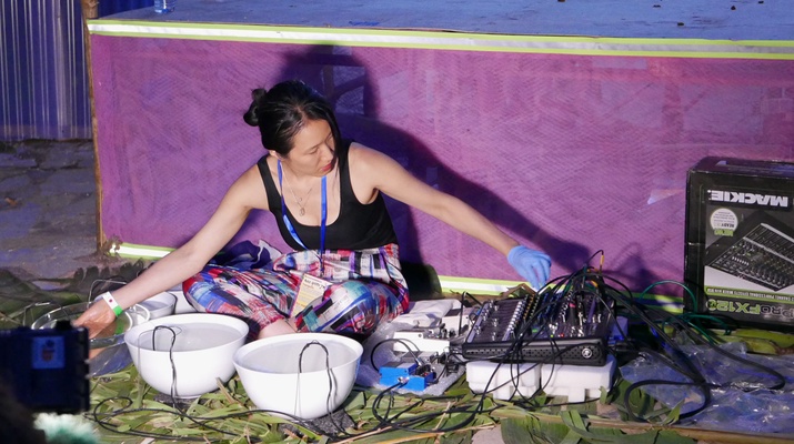 Tomko Sauvage spielte beim Nyege Nyege Festival ihren natürlichen Synthesizer. Das Wasser in ihren Porzellanschalen holte sie sich aus dem Nil.
