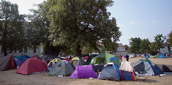 Zelte stehen auf dem Gelände der immer noch überfüllten "Erstaufnahmestelle Ost" in Traiskirchen