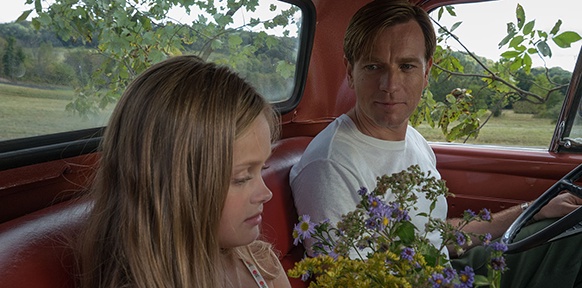 Mädchen mit Blumen und Mann in einem Auto