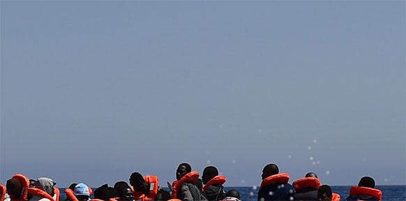 Gerettete Flüchtlinge mit Schwimmwesten