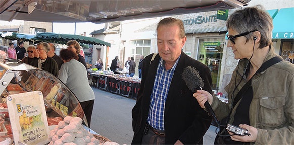 Martin Walker und Ursula Burkert unterwegs auf dem Markt von Le Bugue