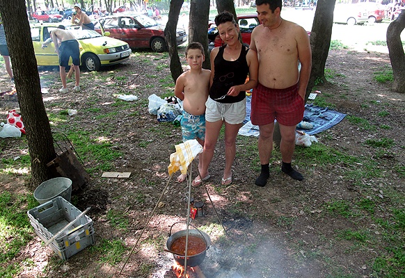 Am Kosutnjak. Belgrads Wiener Wald. 1.Mai. Traditionelles Grill-Fest.