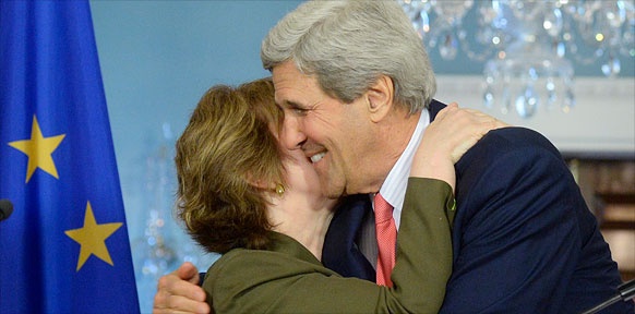 John Kerry umarmt Catherine Ashton
