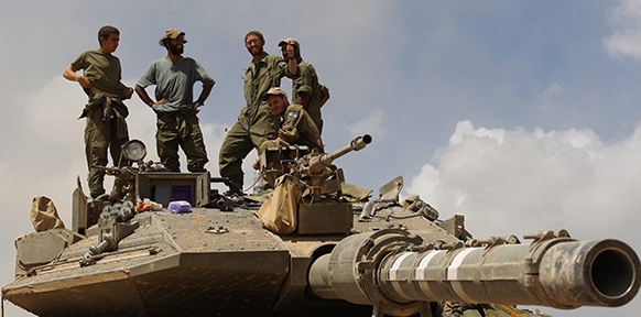 Israelische Soldaten auf Panzer