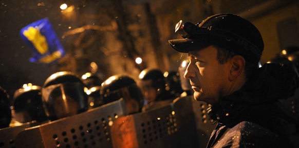 Demonstrant vor Polizeiabsperrung in Kiew
