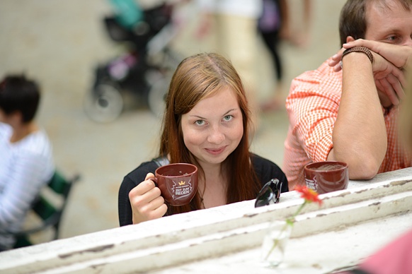 Frau trinkt Kaffee