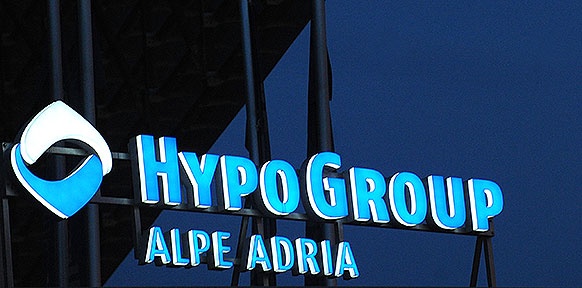 Beleuchtete Schrift der Hypo Alpe Adria Group
