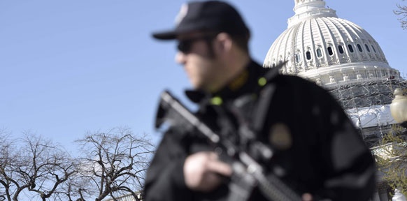 Bewaffneter Polizist vor dem Capitol in Washington