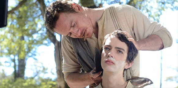 SLOW WEST Junger Mann wird mit Messer rasiert