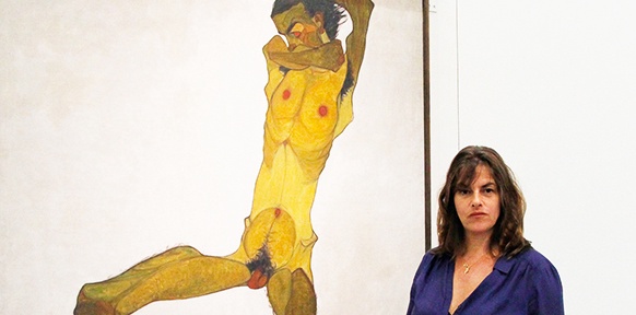 LEOPOLD MUSEUM WIEN Tracey Emin vor Egon Schieles Gemälde "Sitzender Männerakt (Selbstdardstellung)"
